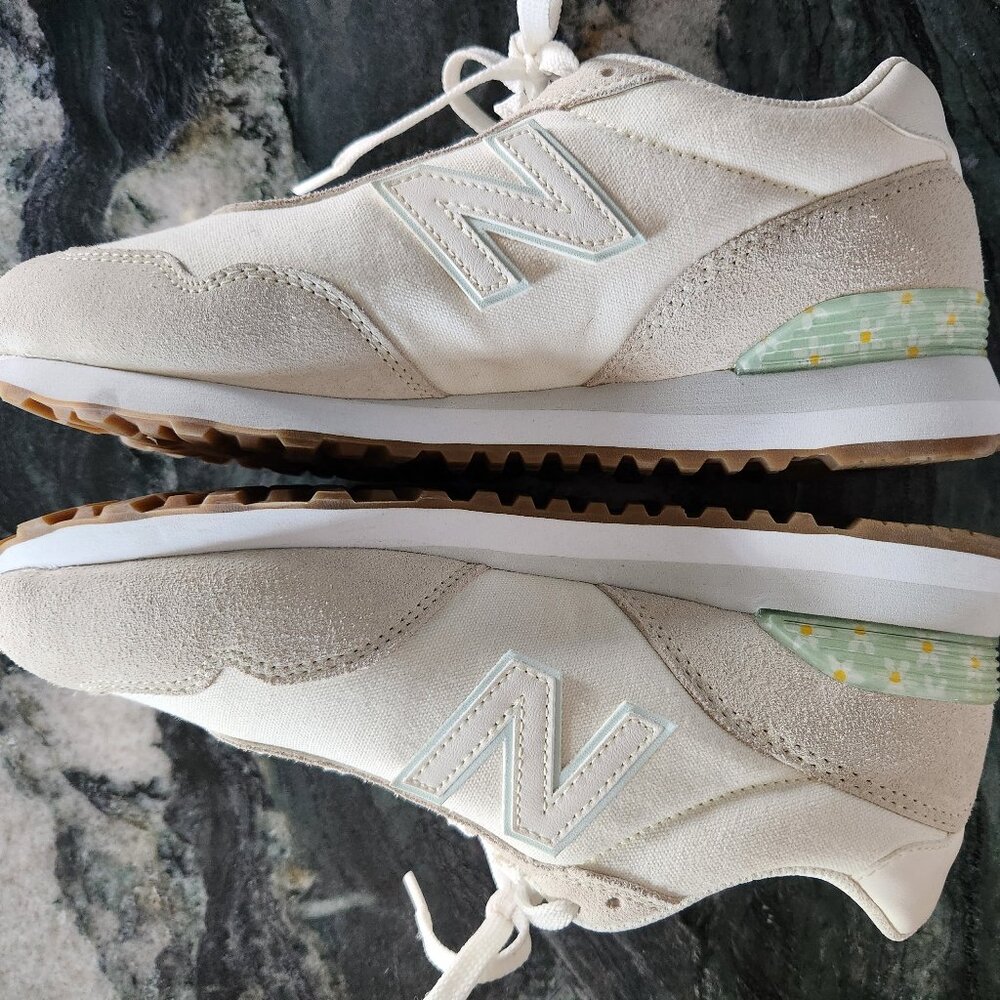 Women's New Balance Daisy Throwback Sneakers